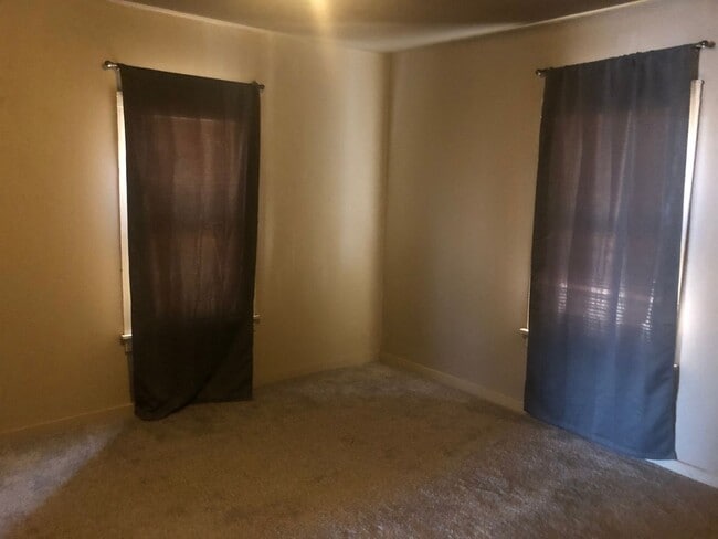 Building Photo - LARGE 2 BEDROOM HOME