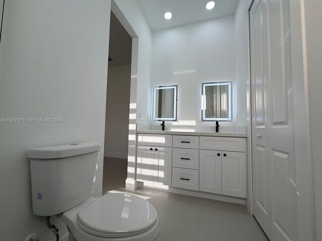 Building Photo - 1144 Mobley St E