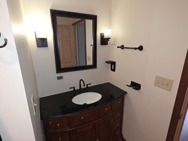 Building Photo - Updated 4 bedroom home in Merton