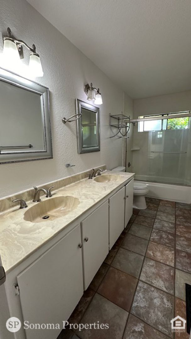 Building Photo - Spacious 4 Bedroom Eastside Home