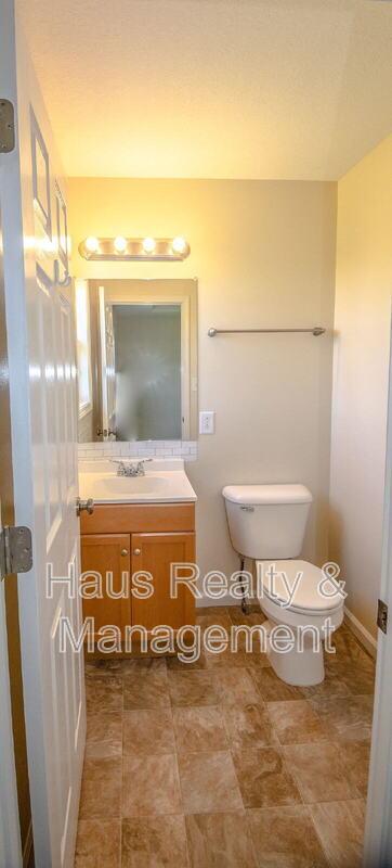 Building Photo - 955 Russet Dr
