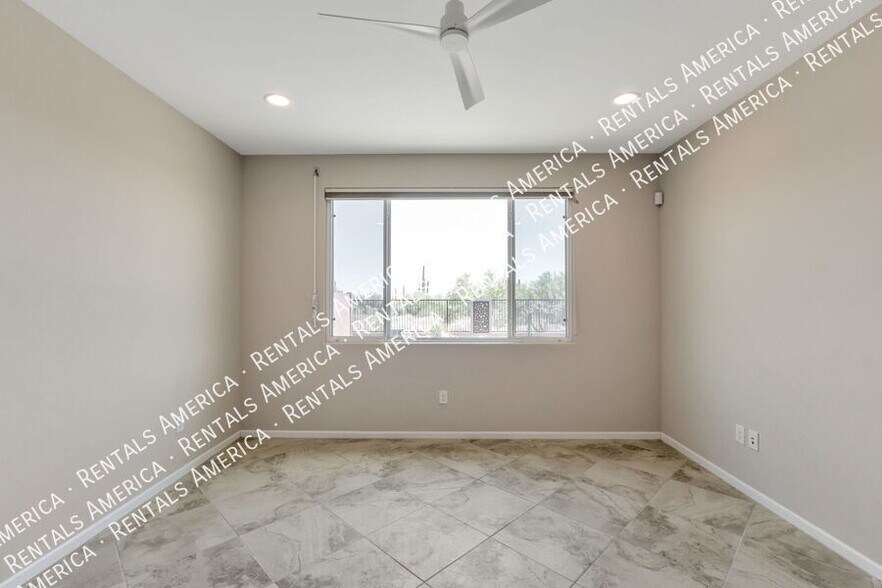 Building Photo - 7631 W Laurel Ln