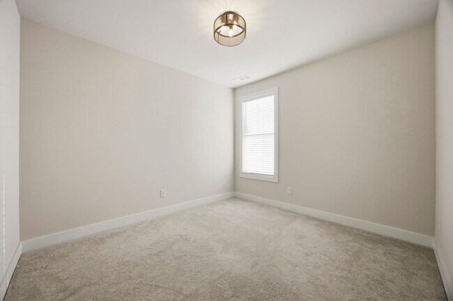 Building Photo - Walkable Lifetsyle in Westshore!