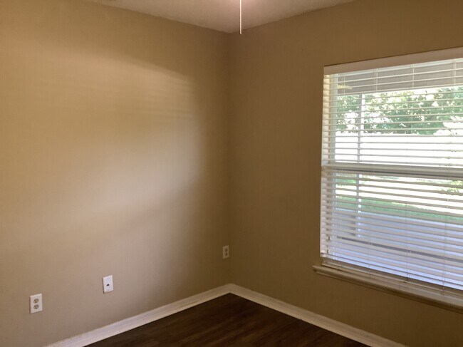 Building Photo - 2207 Golden Ivy Way