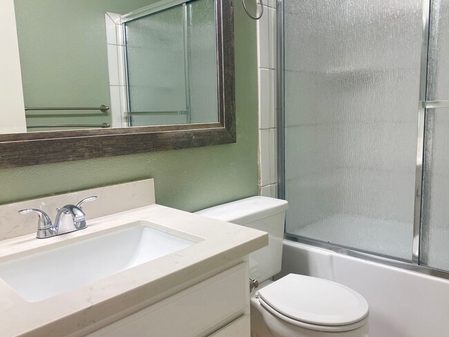 Building Photo - Wonderfully located 3bed, 3 bath in the heart of Westlake VIllage