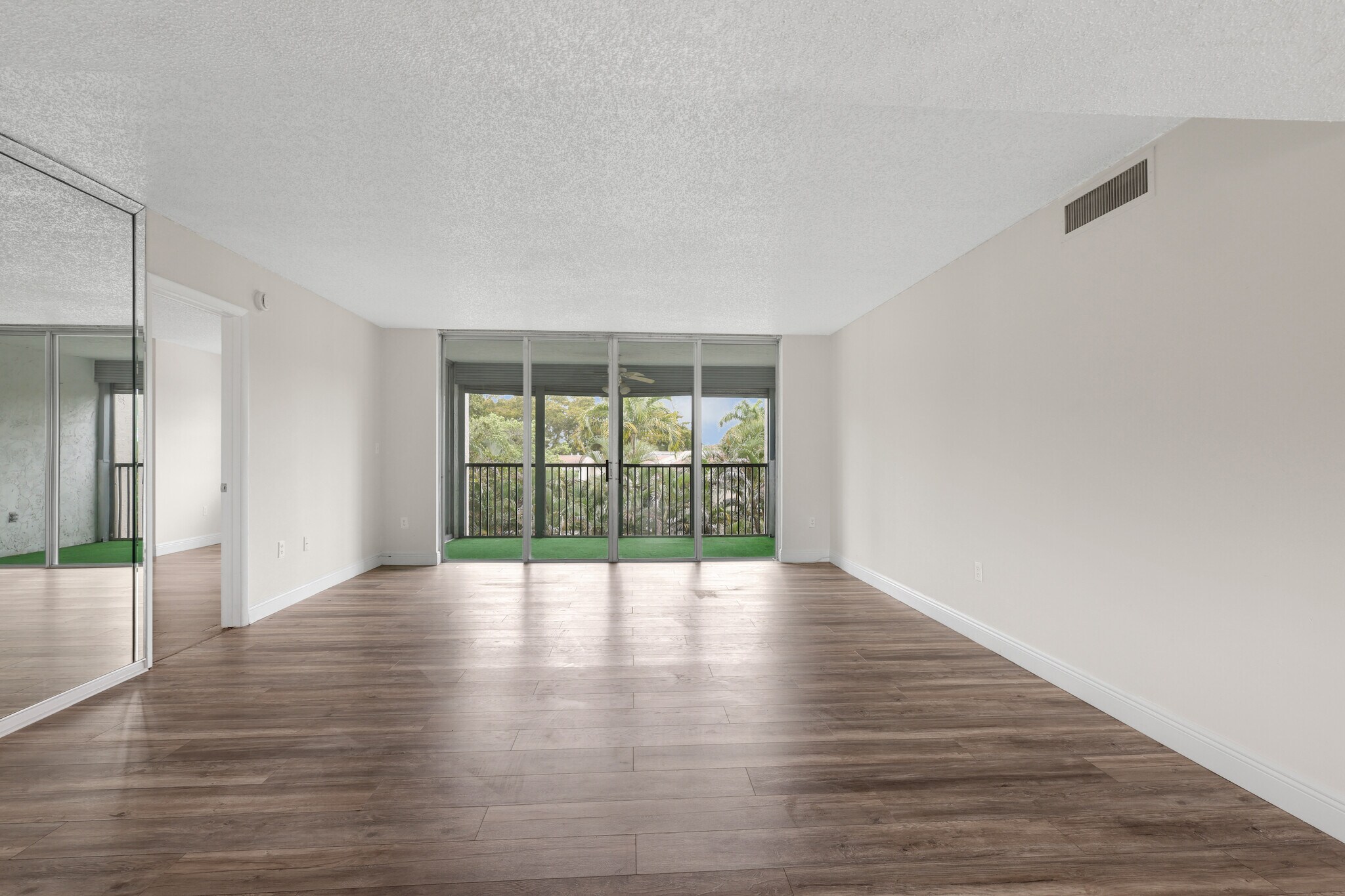 Living Room - 3940 Inverrary Blvd