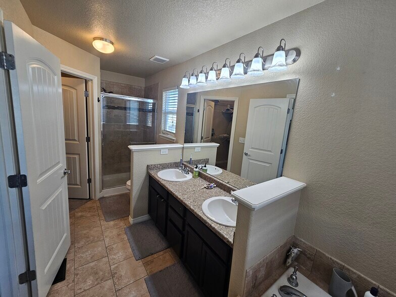 Building Photo - 7431 Willowdale Dr