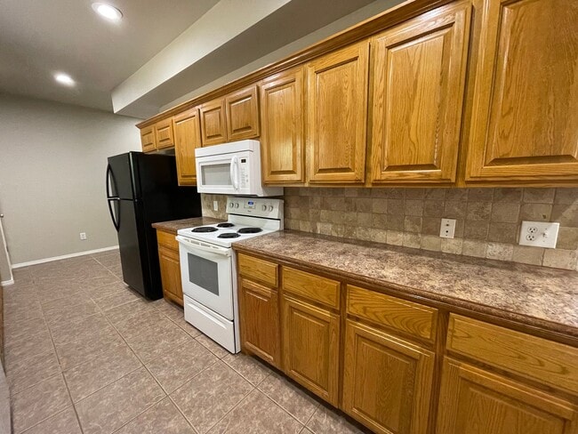 Building Photo - Spacious 3-Bed, 2.5-Bath Fourplex with Gar...