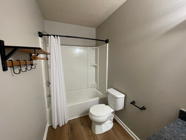 Building Photo - MOVE IN SPECIAL: Four Bedroom Home in Mattawan