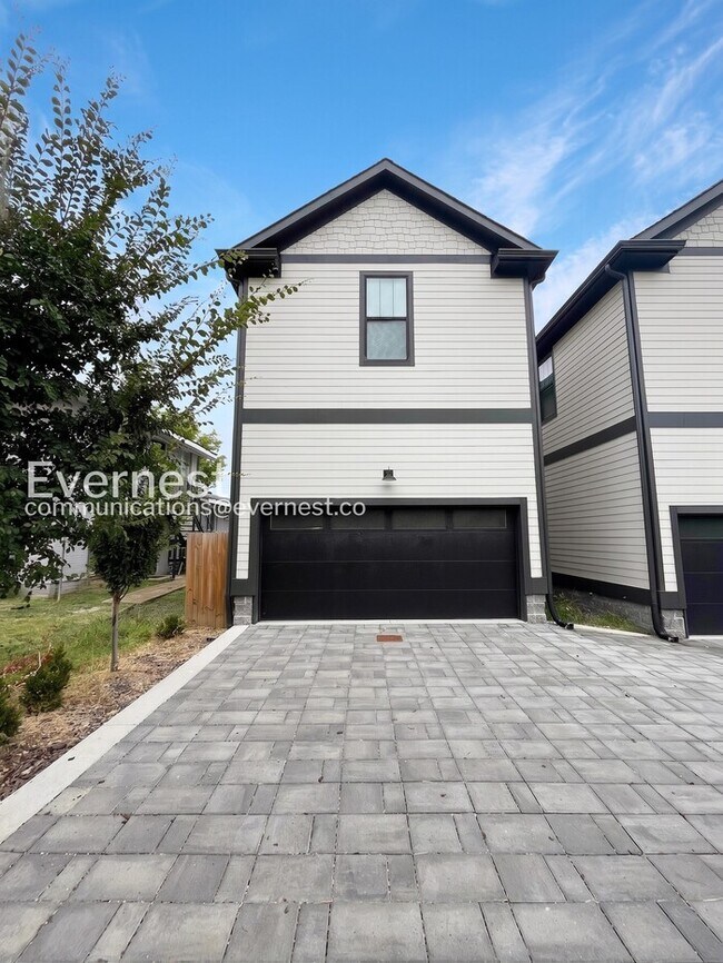 Building Photo - 4 Bed/2.5 Bath Town Home with Garage / Pet-Friendly / Available Now!