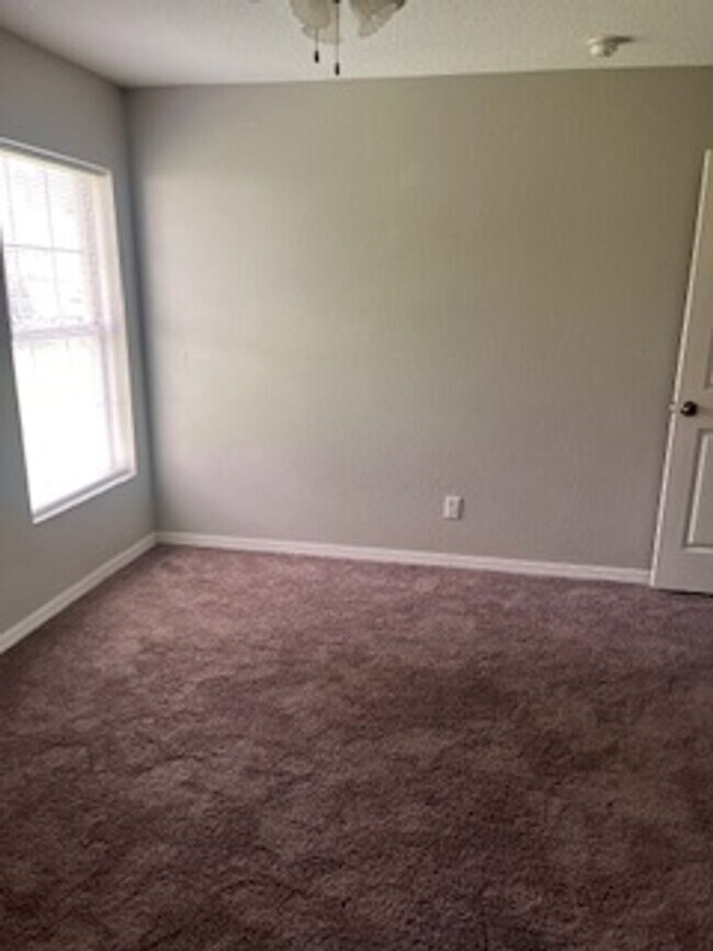 Building Photo - Three Bedroom Two bath