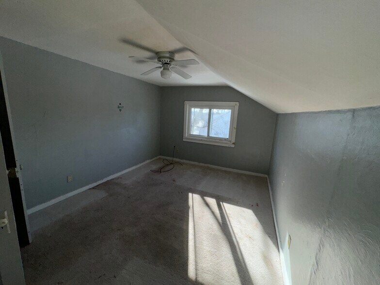Building Photo - 909 Perry Hwy