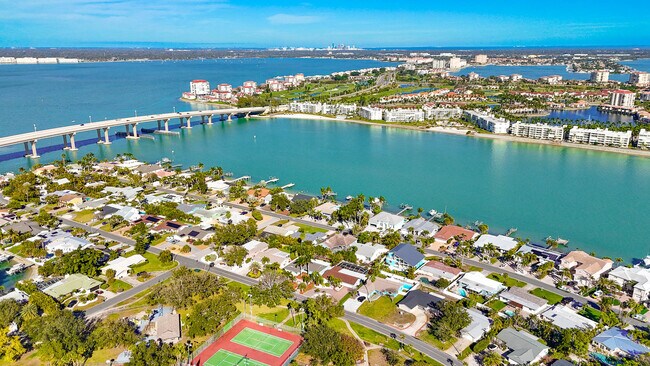 Building Photo - 3003 W Vina Del Mar Blvd