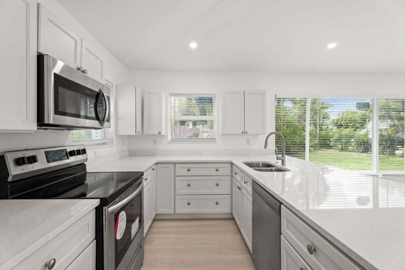 Building Photo - 121 S Lake Dr