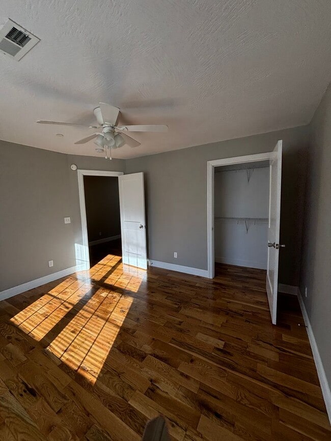 Building Photo - 1316 E Blaine St