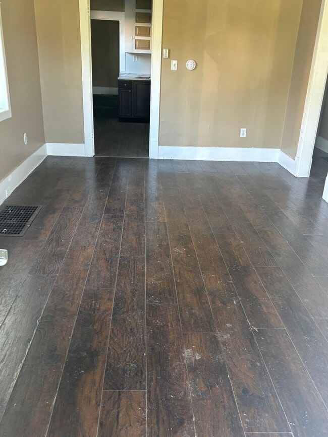 Building Photo - Section 8 Accepted! 3br 2-Story House