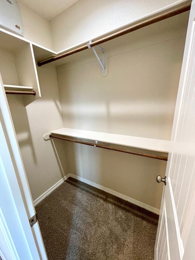 Building Photo - Beautiful 2024 Built 3 Bedroom Home in Leg...