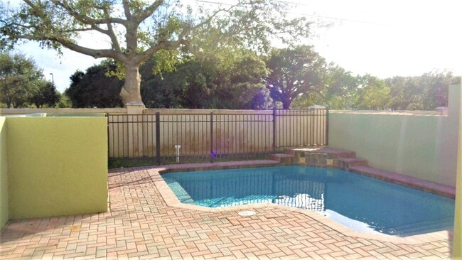 Building Photo - 1825 Bridgepointe Cir