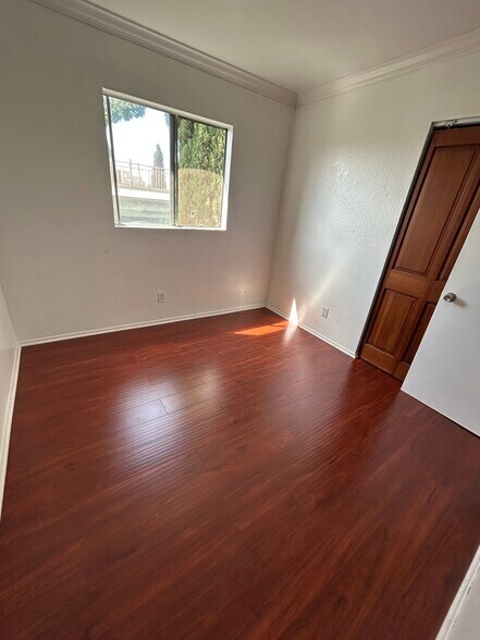 1st Medium room - 1156 N Chicago St