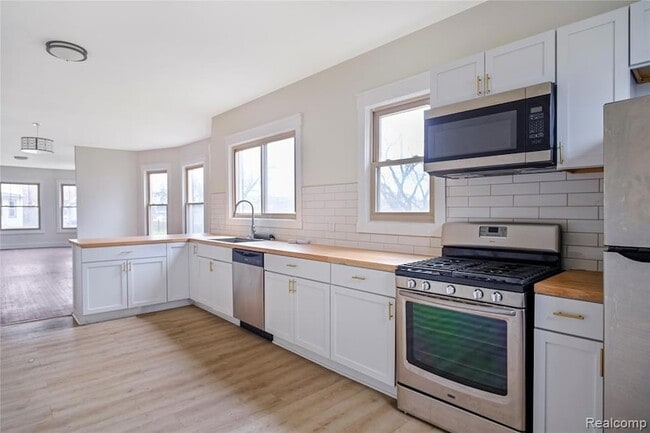 Building Photo - 900 Hazelwood St