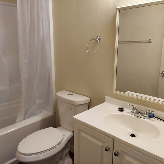 Building Photo - Nice 3 bedroom condo near CSUS.  Available for move in this month.