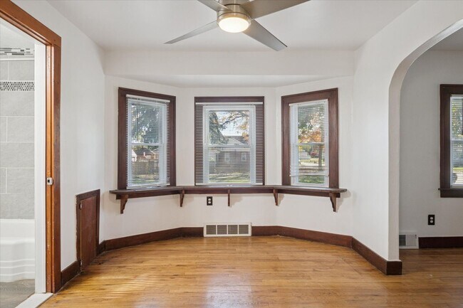 Building Photo - Redford - 3 Bedroom - $1,400/month