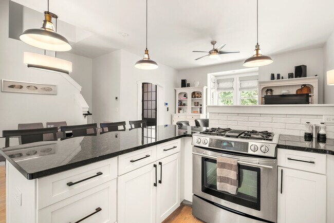 Building Photo - 1408 Pleasant St