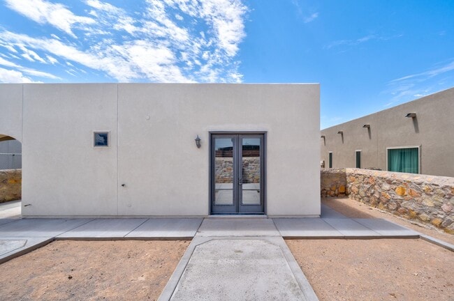 Building Photo - BEAUTIFUL EASTSIDE HOME