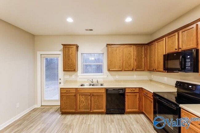 Building Photo - 611 White Oak Cir