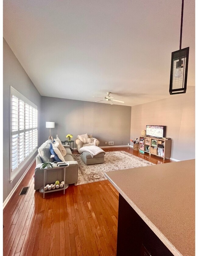 Building Photo - 0N425 Ford Dr