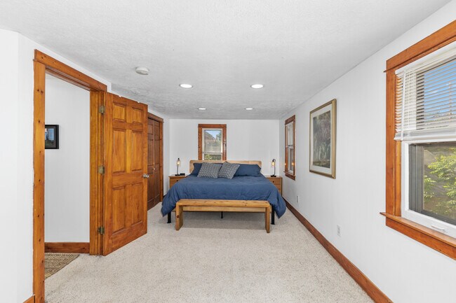 Building Photo - 1355 Bemis St SE