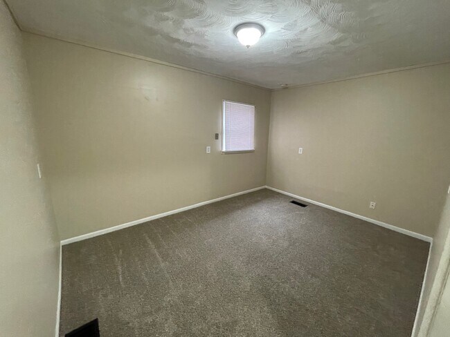 Building Photo - 427 W 10th St