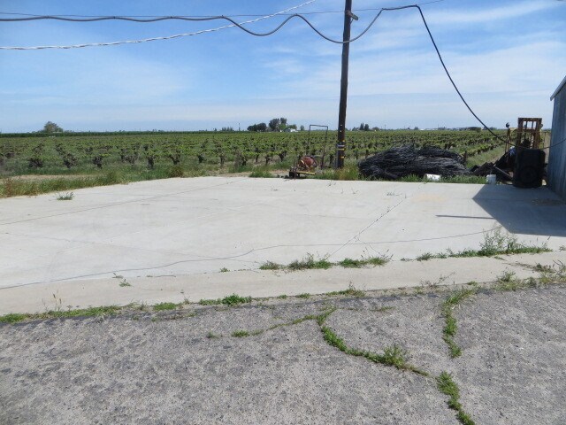 Building Photo - Country Home, 4BR+ Den/2BA, Blt 1960’s - L...