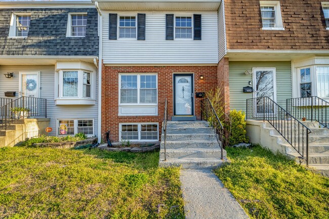 Primary Photo - Terrific townhouse with off-street parking...