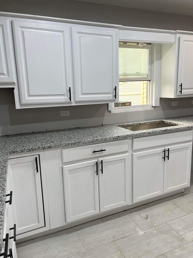 Building Photo - 4 Bed 2 Bath LARGE Home FOR RENT