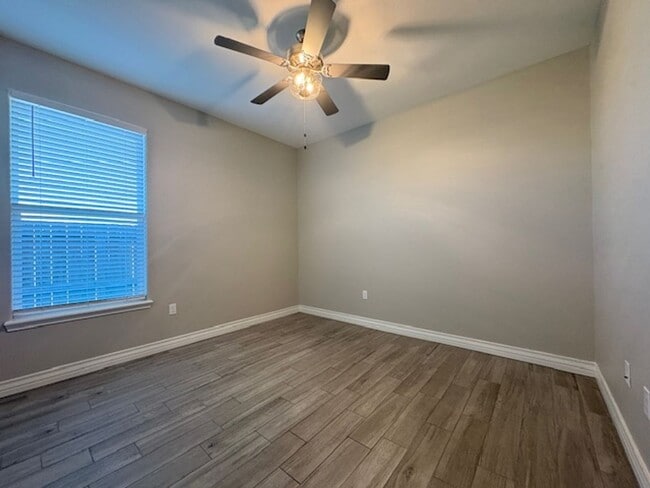 Building Photo - DCR602