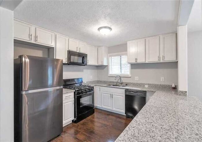 Building Photo - Fantastic 4bd/2ba home! Coming soon!