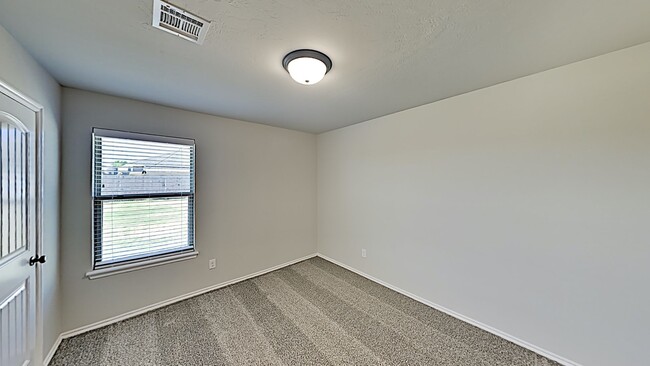 Building Photo - Very Nice 4 Bedroom 2 Bath Home in Mustang...