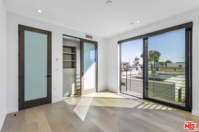 Building Photo - 2019 Barry Ave