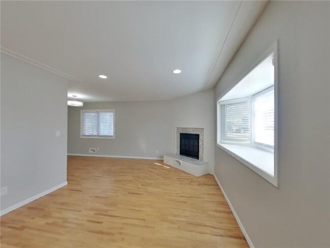 Building Photo - 3136 Nevada Ave S