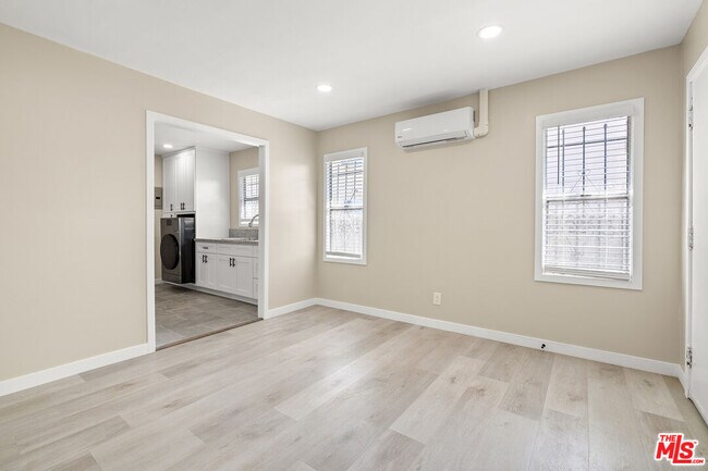 Building Photo - 717 W 75th St
