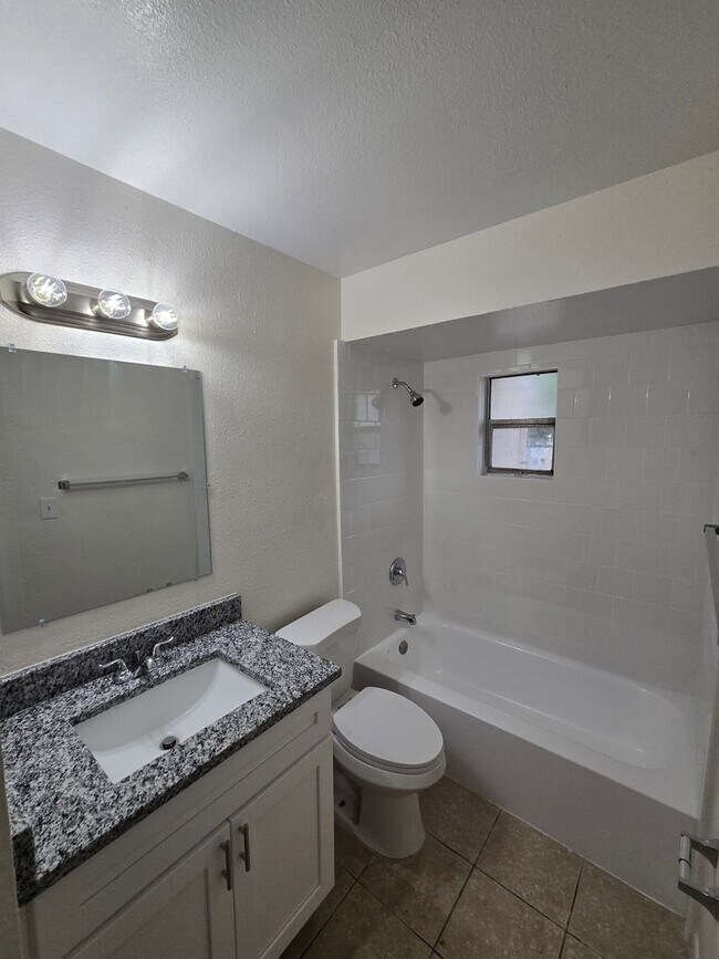 Building Photo - 2 BEDROOM, 1 BATH APARTMENT HOME - PINELLAS PARK