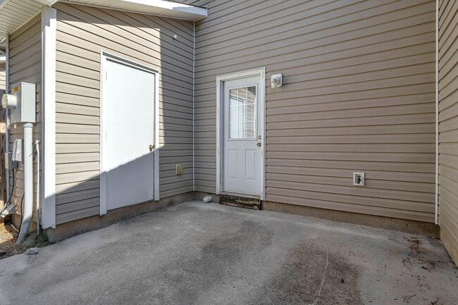 Building Photo - 2 Bed 2.5 Bath Townhome