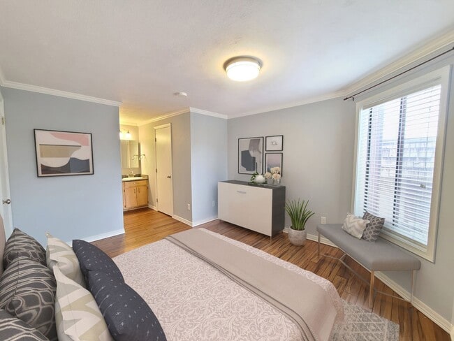Building Photo - $1,695 - 2 Bed / 2 Bath Spacious Top Floor...