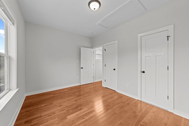 Building Photo - Modern 3 Bedroom home inside Downtown Raleigh, Fenced-in Backyard, Updated Kitchen, Pet Friendly!