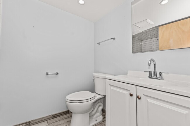 Building Photo - 7457 N Maplewood Ave