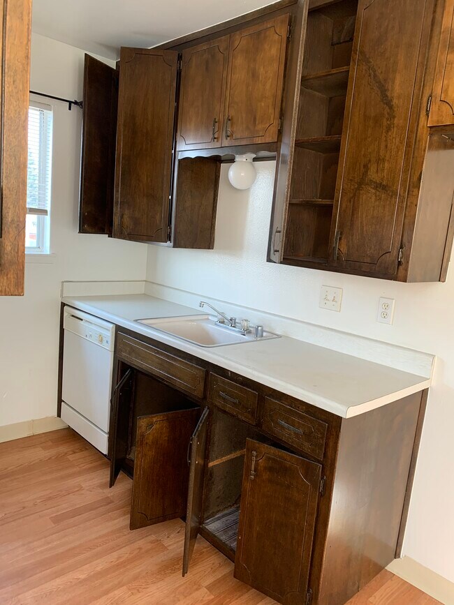 Building Photo - 646 W Iris Ave