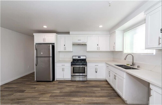 Building Photo - 211 W 43rd St