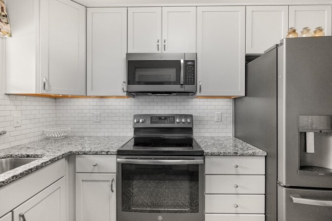 Building Photo - 1068 Mindello Ave