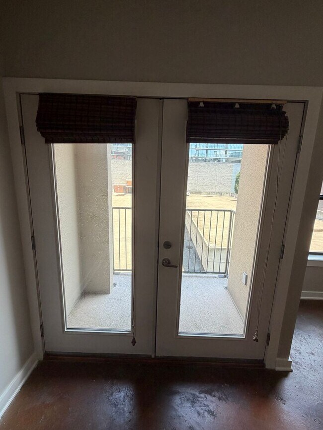 Building Photo - Modern One Bedroom Midtown Condo